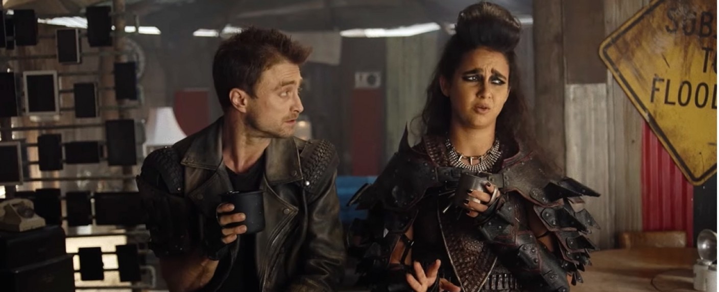 „Miracle Workers“ mit Daniel Radcliffe: Deutsche TV-Premiere für Staffel 4 – Neue Staffel kommt im „Mad Max“-Stil daher – Bild: TBS