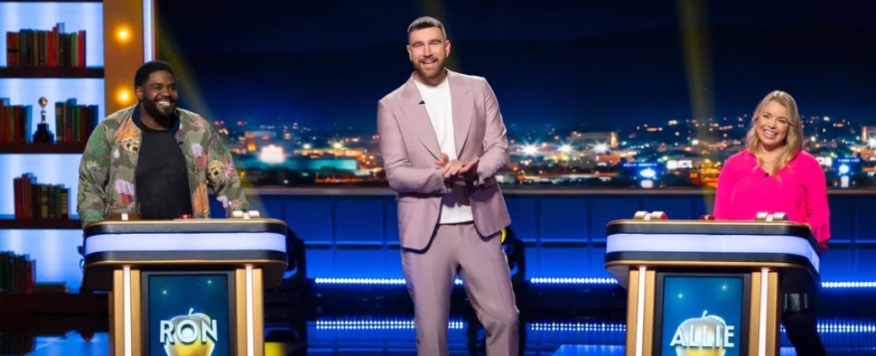 Travis Kelce moderiert „Are You Smarter Than a Celebrity?“ – Bild: Prime Video