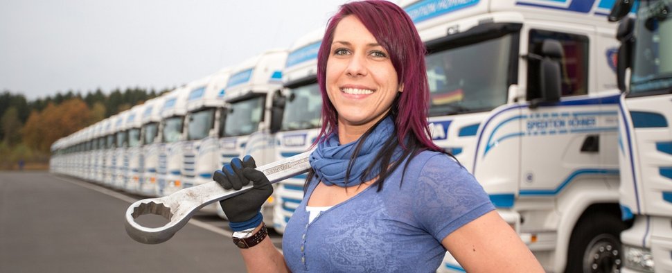 „Trucker Babes“: Katrin fährt noch nicht lange LKW, aber da alle Männer in ihrer Familie Trucker sind, ist sie mit dem Beruf bereits aufgewachsen – Bild: kabel eins