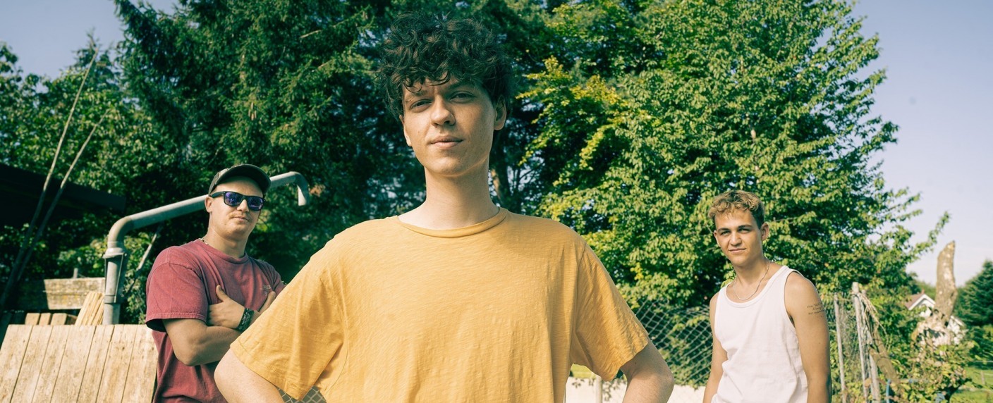 „Tschappel“: „SOKO Stuttgart“-Star Nina Gnädig in Comedy über das Erwachsenwerden in Hintervorderbach – Jeremias Meyer als trotteliger Jugendlicher in der schwäbischen Provinz – Bild: ZDF/​Conrad Lobst