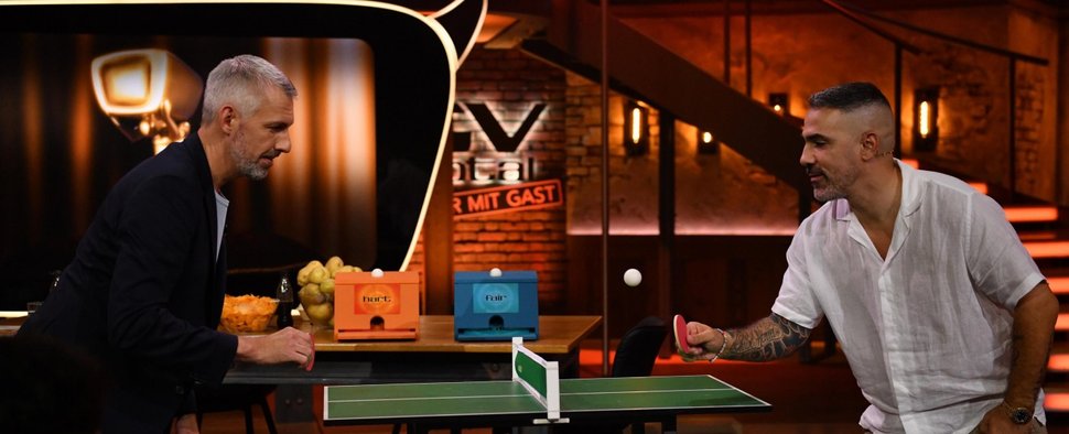Bushido (r.) war der erste Gast der Montagsausgabe von „TV total“ mit Sebastian Pufpaff (l.) – Bild: Joyn/Steffen Z. Wolff