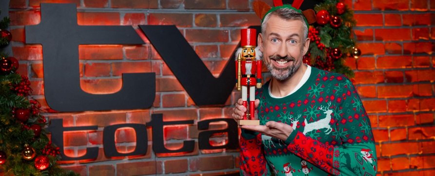 „TV total“: Extralanges Weihnachtsspecial kurz vor der Bescherung – Sebastian Pufpaff feiert Weihnachten auf ProSieben – Bild: Joyn/Steffen Z. Wolff „TV total“: Extralanges Weihnachtsspecial kurz vor der Bescherung – Sebastian Pufpaff feiert Weihnachten auf ProSieben – Bild: Joyn/Steffen Z. Wolff