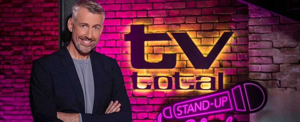 Sebastian Pufpaff moderiert den „TV total – Stand-up Club“ – Bild: Joyn/Steffen Z. Wolff