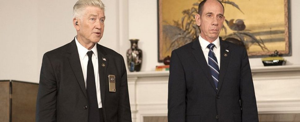 „Twin Peaks“: Agent Gordon Cole (David Lynch, l.) und Agent Albert Rosenfield (Miguel Ferrer, r.) – Bild: Showtime/Suzanne Tenner