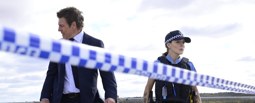 „Two Birds“: Australische Krimiserie mit „Yellowstone“-Star Jacki Weaver und Sheridan Smith („The Teacher“) – Stephen Peacocke („Die Newsreader“) ebenfalls mit dabei – Bild: Stan/​ITV