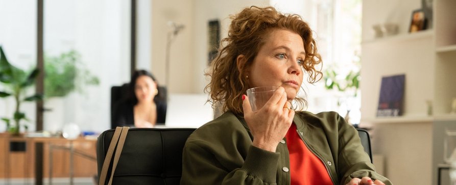 „Frier und Fünfzig“: Wenn Fernsehen sich selbst spielt – Review – Annette Frier spielt Annette Frier – und das ist wirklich lustig! – Bild: Joyn/Willi Weber „Frier und Fünfzig“: Wenn Fernsehen sich selbst spielt – Review – Annette Frier spielt Annette Frier – und das ist wirklich lustig! – Bild: Joyn/Willi Weber