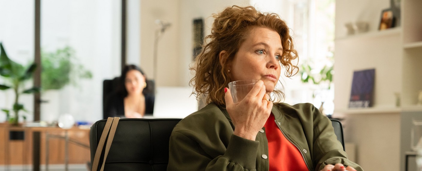 „Frier und Fünfzig“: Wenn Fernsehen sich selbst spielt – Review – Annette Frier spielt Annette Frier – und das ist wirklich lustig! – Bild: Joyn/​Willi Weber