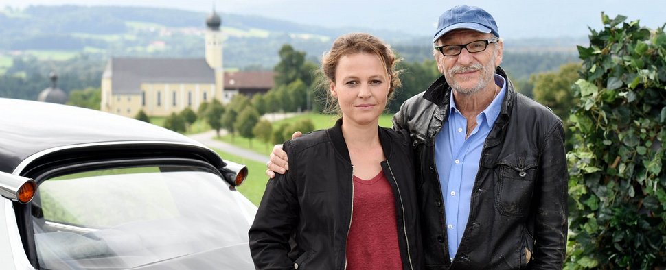 „Über Land“: Maria Simon als Frieda Mirko und Franz Xaver Kroetz als Max Altmann – Bild: ZDF/Guenther Reisp