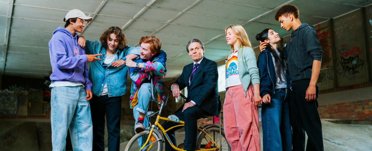 „GZSZ“-Ableger „Uferpark“: Bösewicht Jo Gerner mischt das Spin-Off auf – Skater-Crew bekommt es mit legendärem Soap-Gegenspieler zu tun – Bild: Super RTL/​UFA Serial Drama/​Sascha Hoecker