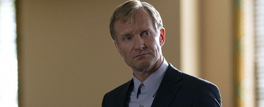 DC-Comics-Serie „Lanterns“ findet dänischen Darsteller für Superbösewicht – Ulrich Thomsen ist bekannt aus „The Blacklist“ und „Das Fest“ – Bild: NBC