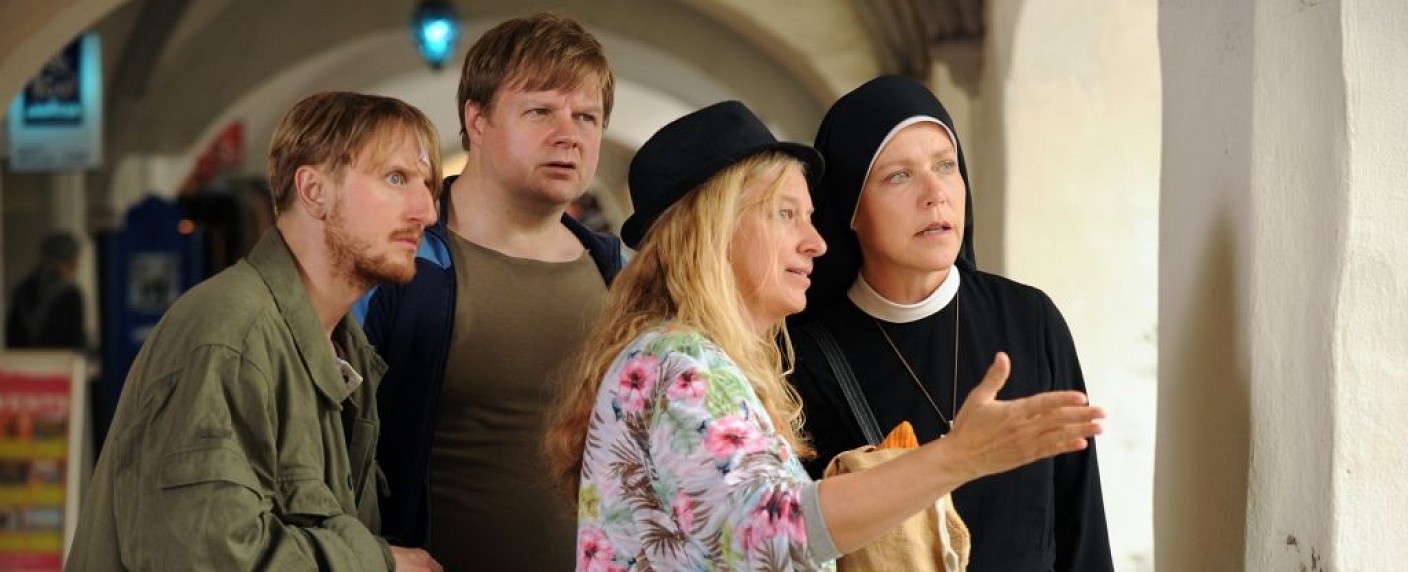 Quoten: „Um Himmels Willen“ und „In aller Freundschaft“ machen die ARD glücklich – Bestwert für „Ewige Helden“, „Die Goldbergs“ gehen unter – Bild: ARD/​Barbara Bauriedl