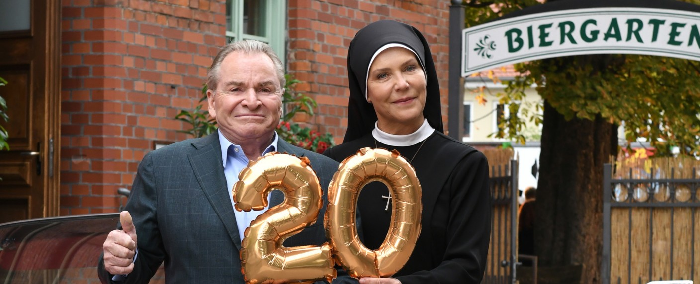 „Um Himmels Willen“: Starttermin für finale Staffel steht fest – Fritz Wepper und Janina Hartwig verabschieden sich nach 20 Staffeln – Bild: ARD/​Barbara Bauriedl