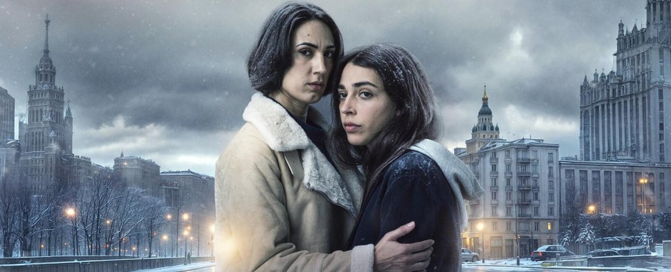 „Unconditional“ (v. l.): Orna (Liraz Chamami) und ihre Tochter Gali (Talia Lynne Ronn) im tödlichen Netz aus Verbrechen und Korruption in den Straßen Moskaus – Bild: Keshet 12/Apple TV