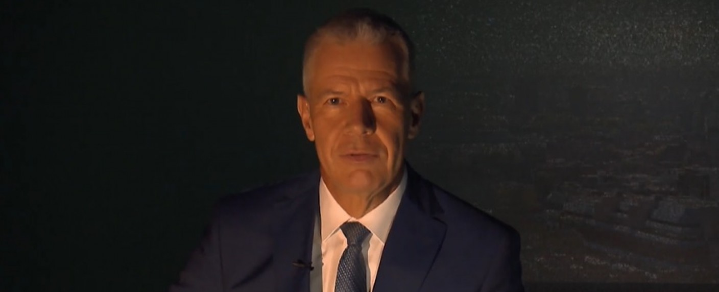 Stromausfall bei „RTL Aktuell“: Peter Kloeppel saß plötzlich im Dunkeln – Chefsprecher moderierte mit Handylicht weiter – Bild: RTL/​Screenshot