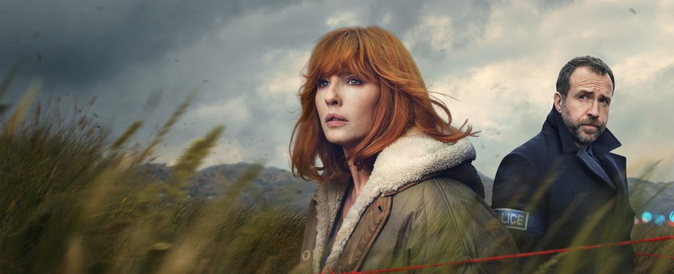 „Under Salt Marsh“ mit Kelly Reilly (l.) und Rafe Spall – Bild: Little Door Productions/Sky