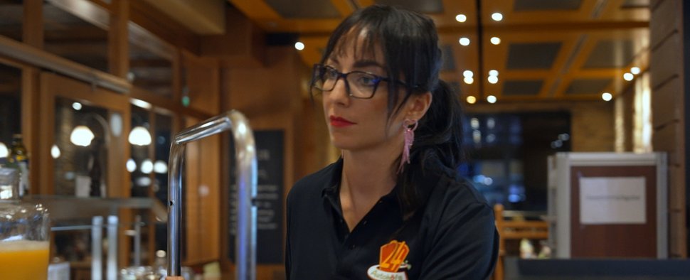 Roxanne Ruscheinsky im Service in der Nachtschicht in Wernberg – Bild: RTL