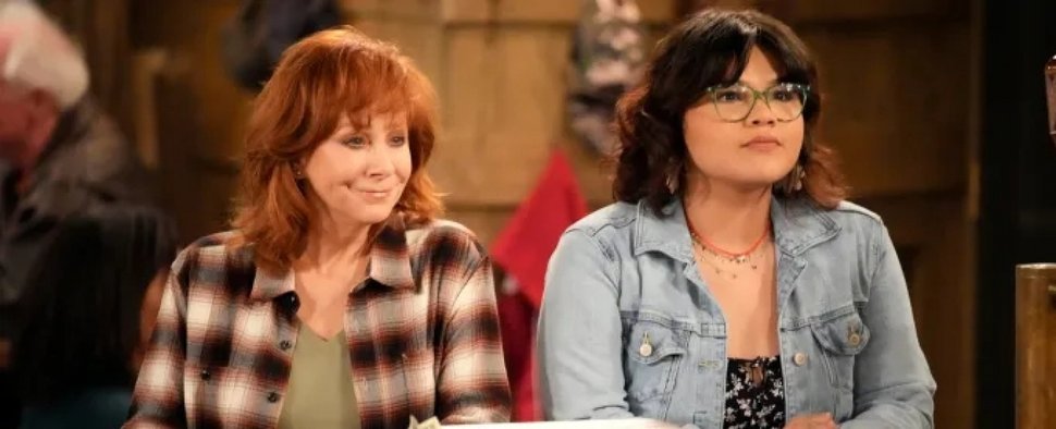 Ungleiche Halbschwestern: Bobbie (Reba McEntire) und Isabella (Belissa Escobedo) in „Happy’s Place“ – Bild: NBC