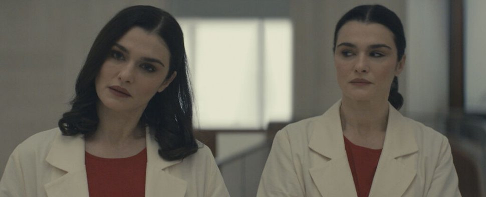 Unlöslich verbunden: die Gynäkologinnen Ellie und Bev Mantle (Rachel Weisz in einer Doppelrolle). – Bild: Prime Video