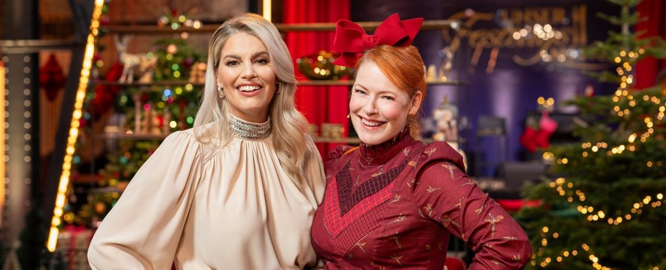 „Unser Festtagsmenü“ mit Angelina Kirsch (l.) und Enie van de Meiklokjes – Bild: Sat.1/Markus Hertrich