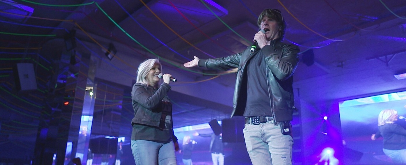 Quoten: Nächstes Schrowange-Format floppt, „Wer wird Millionär?“ dreht auf – Alter „Barcelona-Krimi“ beim Gesamtpublikum vorn, „Beats of Berlin“ startet katastrophal – Bild: Sat.1/​Clarissa Schreiner