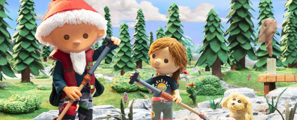 Unser Sandmännchen besucht mit einem Stand-Up-Paddle-Board ein Mädchen und einen Hund an einem See. – Bild: rbb/Stefan Schomerus