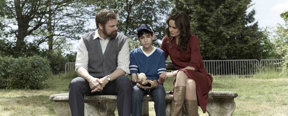 „Unspeakable“: Will (Michael Shanks, l.) und Margaret Sanders (Sarah Wayne Callies) mit ihrem Sohn Ryan (Ricardo Ortiz) – Bild: CBC