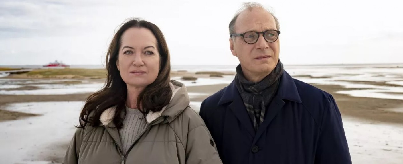 „Unter anderen Umständen“: Martin Brambach heimlich nach 18 Jahren ausgestiegen – Schauspieler verlässt ZDF-Krimireihe nach Abschied der Regisseurin – Bild: ZDF/​Georges Pauly