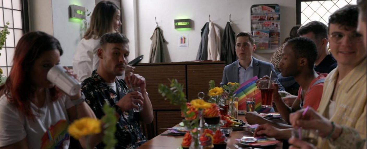 „Unter uns“: Pride-Stammtisch in der Schillerallee – Easy und Ringo organisieren buntes Treffen – Bild: RTL/​Screenshot