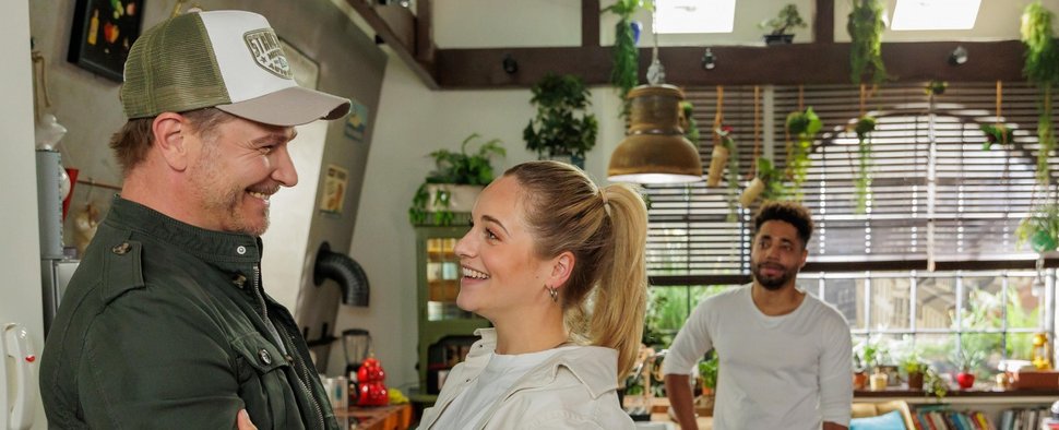 „Unter uns“: Emotionales Wiedersehen zwischen Chris Weigel (Jan Ammann) und seiner Tochter Cilly (Carina Koller) – Bild: RTL/Kai Schulz