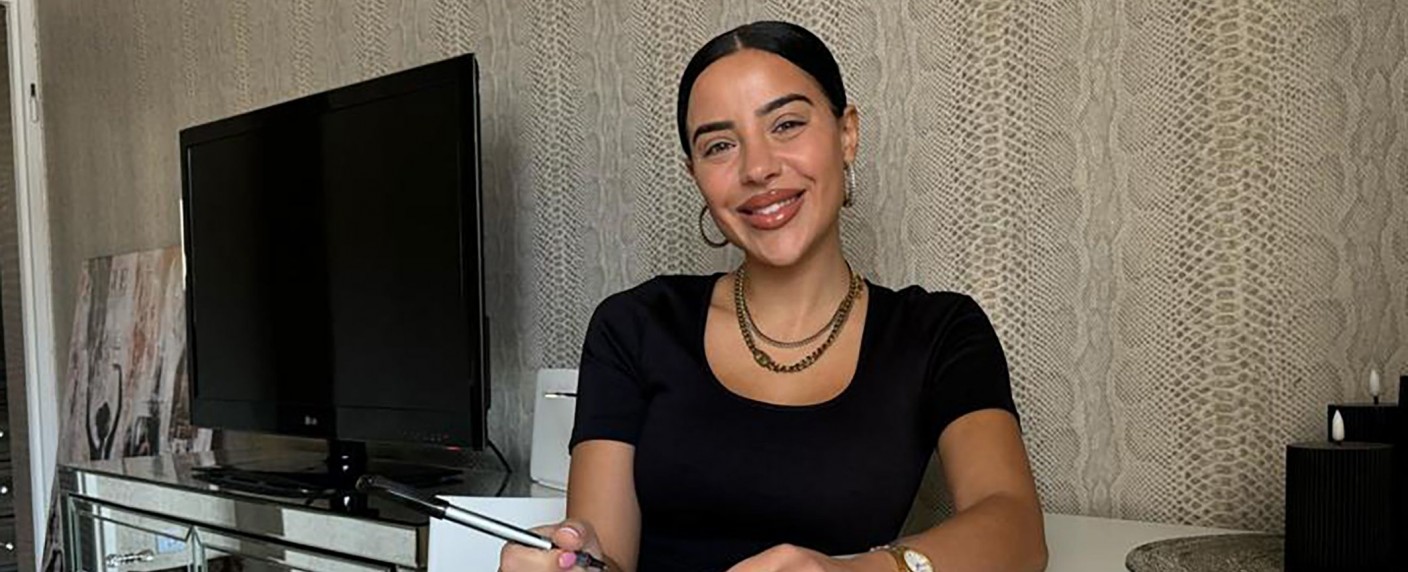 „Unter uns“: Dschungel-Leyla übernimmt Gastrolle – Schillernder Auftritt für „IBES“-Zweitplatzierte in der Schillerallee – Bild: RTL/​Leyla Lahouar