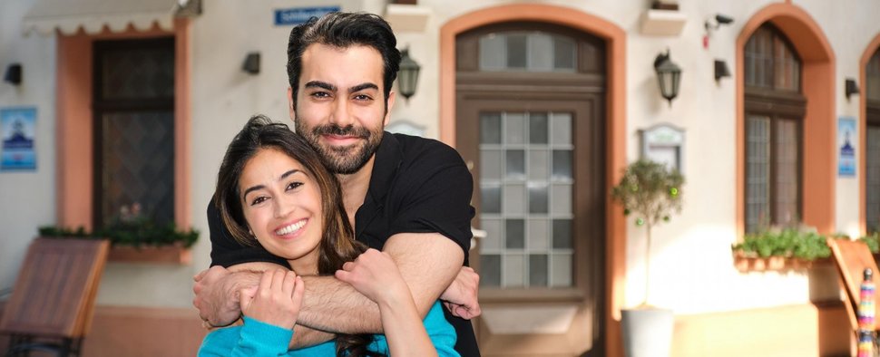 „Unter uns“: Özge Delioglan und Metehan Demiröz sind neu in der RTL-Soap – Bild: RTL/Stefan Behrens
