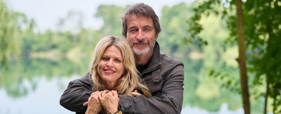 „Unter uns“: Patrizia (Miriam Lahnstein) mit ihrer Jugendliebe Jori (Guido Broscheit) – Bild: RTL/Stefan Behrens