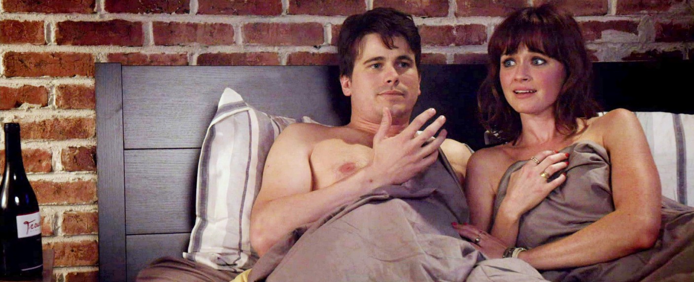 Mit „Gilmore Girls“-Star Alexis Bledel: „Us & Them“ feiert späte Free-TV-Premiere – Im US-Fernsehen nicht ausgestrahlte Comedy kommt zu NOW! – Bild: TVNOW