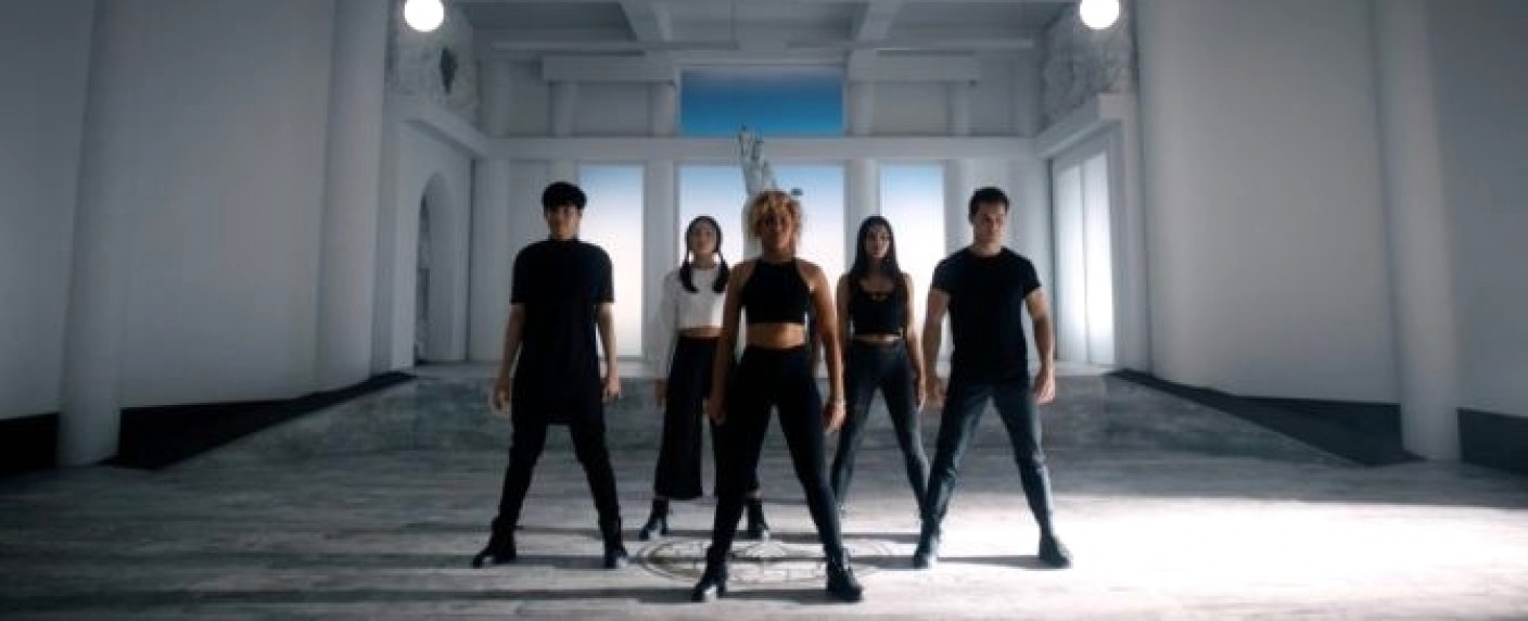 „Utopia Falls“: Neues Teen-Sci-Fi-Drama erhält Starttermin – Performance-Art-Serie über Zukunft ohne Vergangenheit – Bild: Hulu