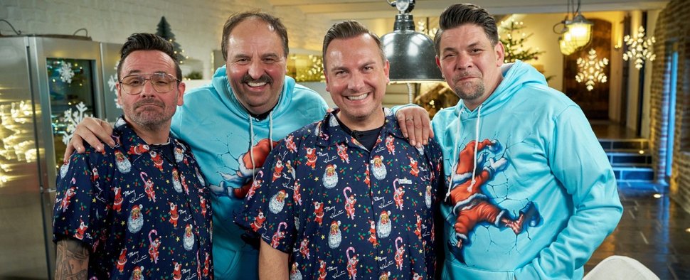 (v. l.) Hans Neuner, Johann Lafer, Tim Raue und Tim Mälzer in der „Kitchen Impossible – Weihnachts-Edition“ – Bild: RTL/Guido Engels