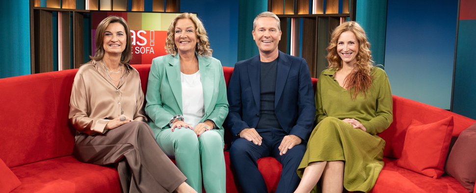 (v. l.) Inka Schneider, Bettina Tietjen, Hinnerk Baumgarten und Ilka Petersen feiern 35 Jahre „DAS! Rote Sofa“ – Bild: NDR/Janis Röhlig