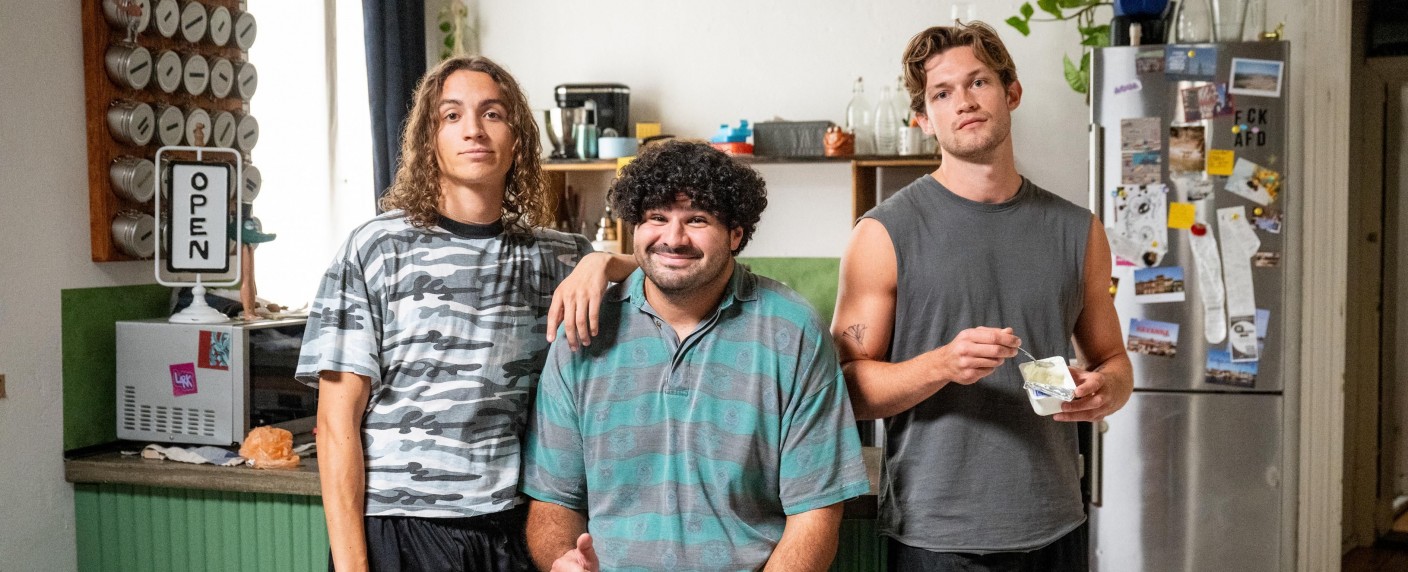 Damian Hardung („Maxton Hall“) wird jetzt zum „Softie“ – Drehstart der neuen Männer-Comedy für RTL+ – Bild: RTL/​UFA/​Christoph Assmann