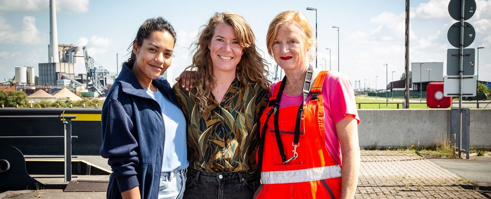 V.l.: Salka Weber (Malika), Hilke Rönnfeldt (Drehuch und Regie) und Nina Petri (Magga) – Bild: NDR/Claudia Konerding