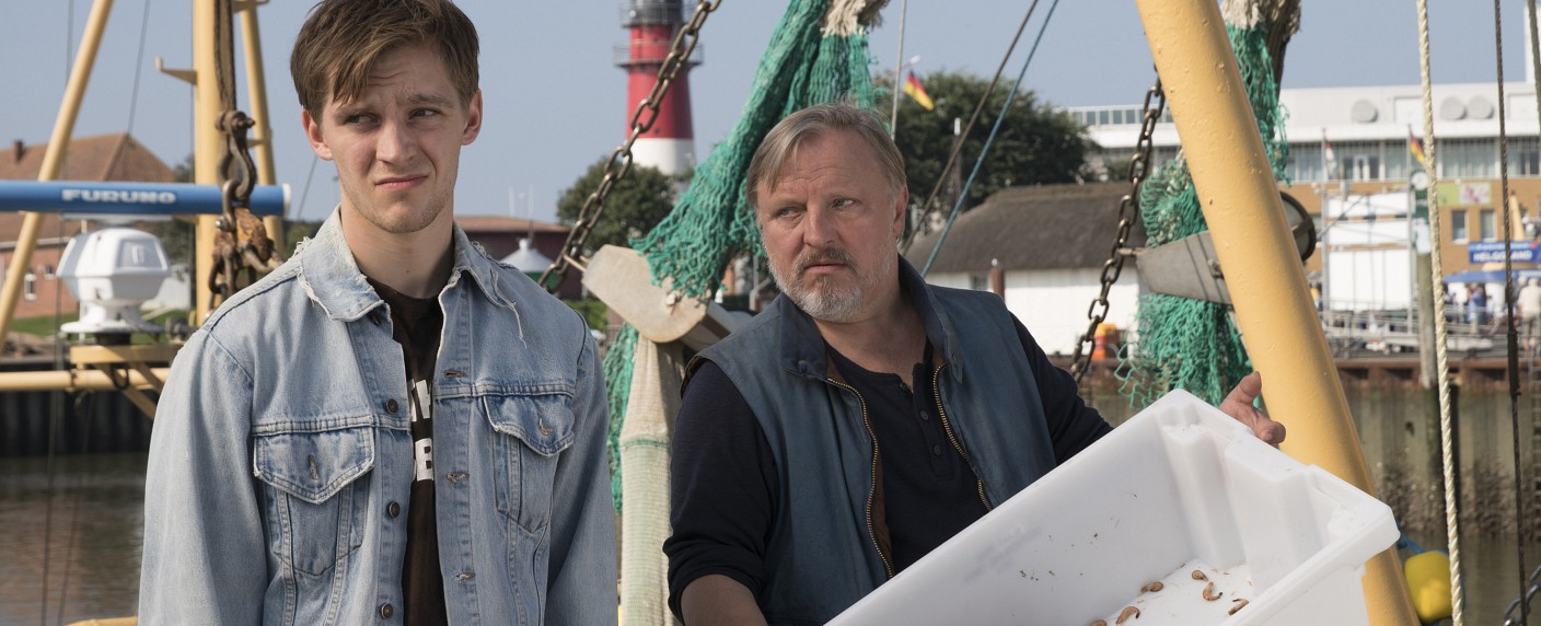 Quoten: ARD-Freitagsfilm sehr erfolgreich, aber dennoch hinter ZDF-Krimis – Halbfinale von „Dance Dance Dance“ bei RTL enttäuschend, in Sat.1 überzeugt nur „Genial daneben“ – Bild: ARD Degeto/​Georges Pauly