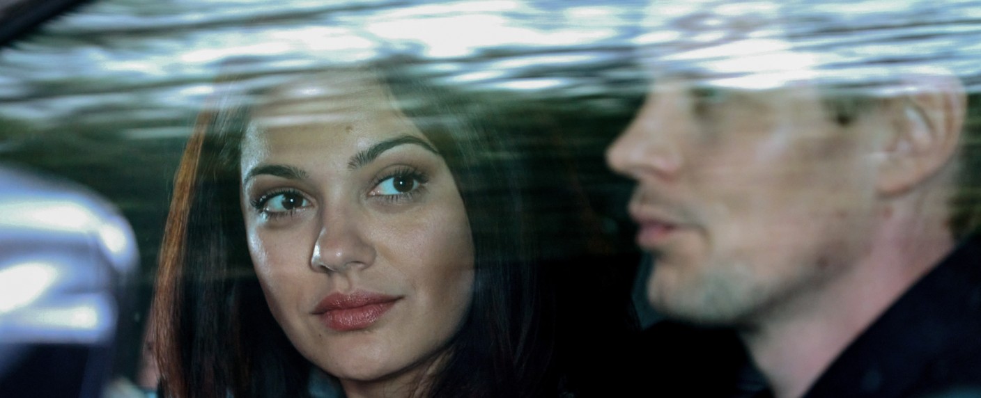 „Wo wir sind, ist oben“ reizt mit Helgi Schmid und Nilam Farooq – Review – Wie glaubwürdig wechseln Lobbyisten die Fronten im Ersten und in der ARD Mediathek? – Bild: ARD Degeto /​ Isarstraßen Film /​ Nik Konietzny