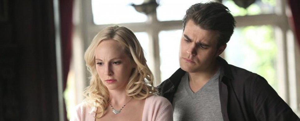 Caroline (Candice Accola, l.) und Stefan (Paul Wesley, r.) in den neuen Folgen „Vampire Diaries“ – Bild: Warner Bros. TV
