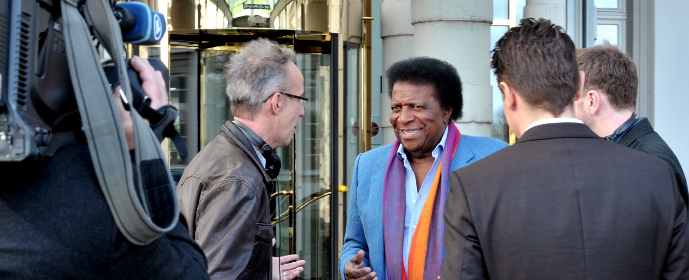 „Verbotene Liebe“: Roberto Blanco verbreitet Spaß – Entertainer hat Gastauftritt in Daily-Soap abgedreht – Bild: ARD/​Anja Glitsch