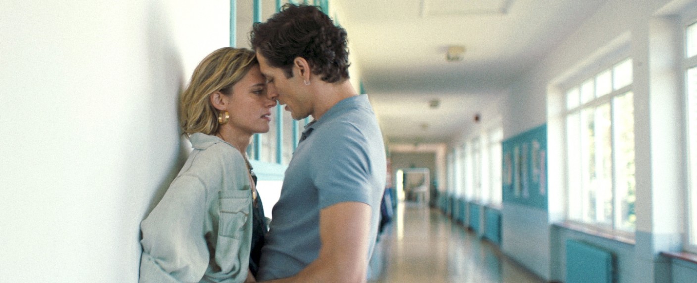 [UPDATE] „naked“: Erotik-Psychodrama mit Svenja Jung erhält Termin – Sechsteiler beleuchtet Sexsucht und gegenseitige Abhängigkeit – Bild: WDR/​Fandango Film