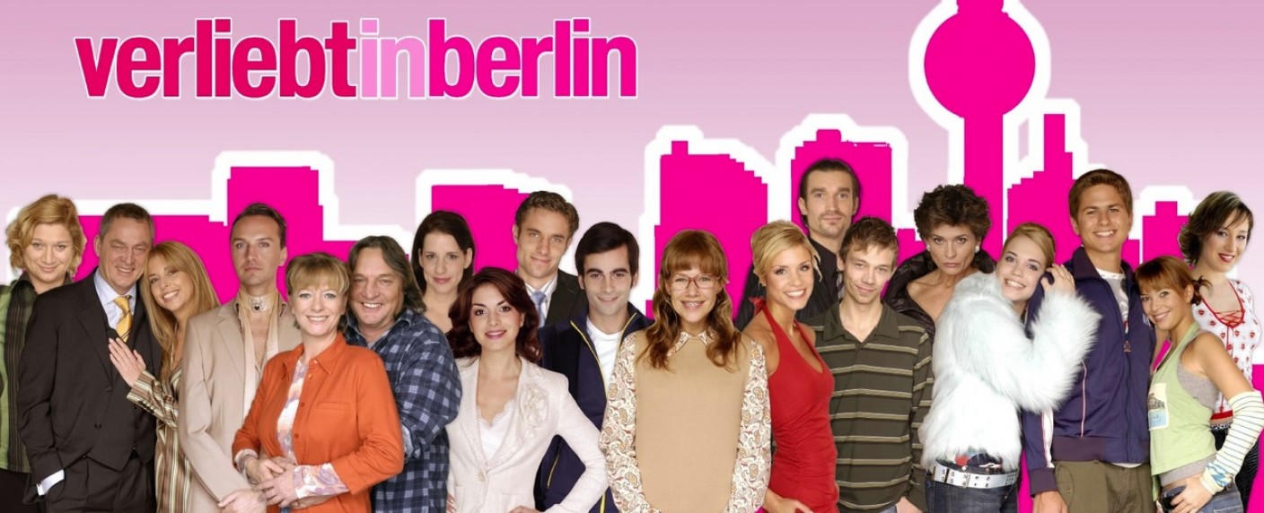 Buchstaben und Backen statt Telenovelas: Sat.1 wirft Wochenendprogramm um – „Verliebt in Berlin“ und „Anna und die Liebe“ fliegen mit sofortiger Wirkung raus – Bild: Sat.1/​Kowalski/​Flynn