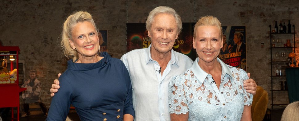 Barbara Schöneberger (l.) unternimmt mit Peter Kraus und Andrea Kiewel eine Zeitreise – Bild: SWR/Kimmig Entertainment/Markus Ziegler