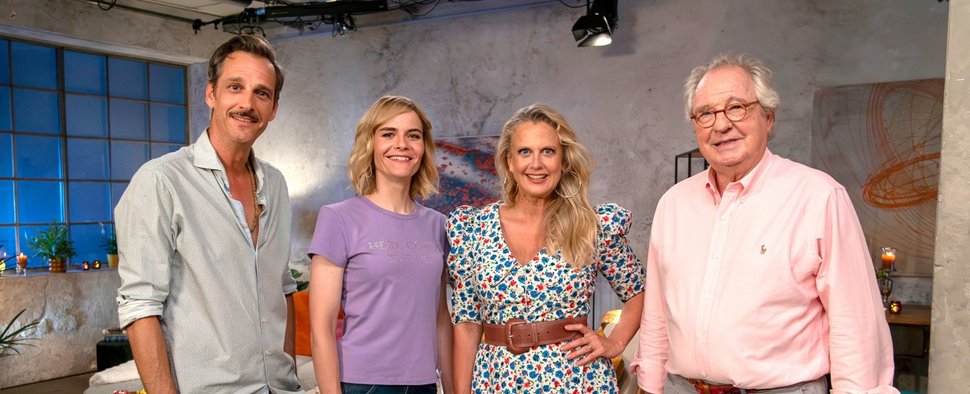 „Verstehen Sie Spaß? – Best of 2025“: (v. l.) Max von Thun, Hazel Brugger, Barbara Schöneberger und Friedrich von Thun – Bild: SWR/Thomas Hilgers