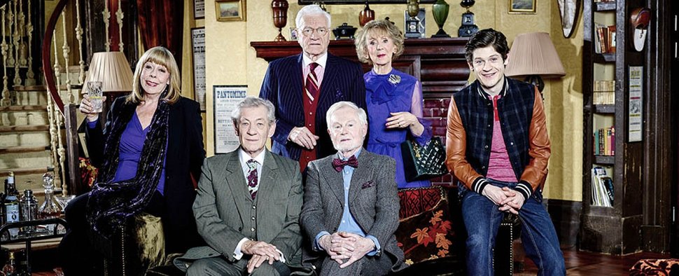 Der Cast von „Vicious“ – in der Mitte unten die beiden Hauptdarsteller, Ian McKellen und Derek Jacobi – Bild: ITV