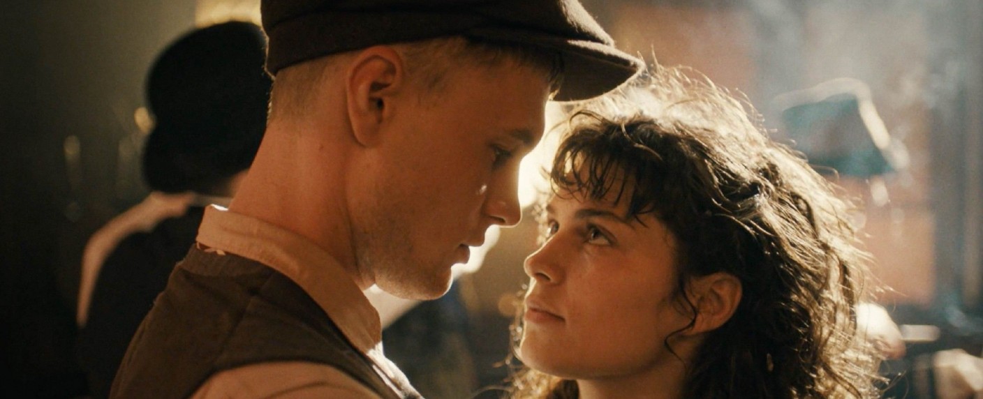 „Das Haus der Träume“ bietet mehr als Elend, Liebe und Nazis – Review – Überzeugendes RTL-Historiendrama feiert Free-TV-Premiere – Bild: RTL