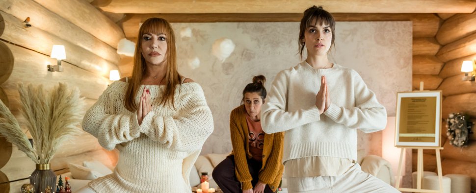 Vicky (Simone Thomalla, links), Andrea (Barbara Philipp, Mitte) und Emma (Luise Befort) schlittern an Weihnachten in einige Verwicklungen. – Bild: ZDF/Stephan Rabold