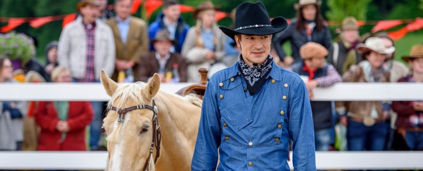 Großes Westernturnier bei „Sturm der Liebe“ – Aktuelles Liebesdreieck nähert sich einem Höhepunkt – Bild: ARD/​Christof Arnold